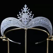 Prabangi karalienės nuotakos karūna Sidabrinės spalvos Puošni krištolinė Diadem nuotakos galvos apdangalas Vestuvinė suknelė Tiaras Plaukų papuošalai Priedai
