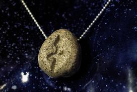 Rankų darbo keramikinis pakabukas „Zodiako ženklas šaulys“ su sidabrine grandinėle