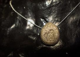 Rankų darbo keramikinis pakabukas „Zodiako ženklas ožiaragis“ su sidabrine grandinėle