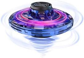 Suktukas šviečiantis ufo dronas valdomas ranka