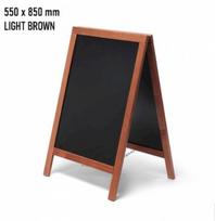 Medinis stendas su juoda kreidine lenta 550 x 825mm, rudas rėmas