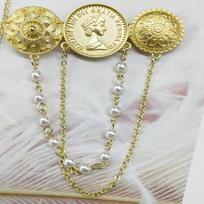 Round Brand Relief Portrait Pearl Chain Brooch Men'S And Women'S Retro Gold Corsage Temperament Atmospheric Pin beige