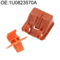 Plastikinis automobilio „Roomster“ variklio dangčio strypo laikiklio sagties spaustukas, skirtas „Skoda Fabia 2007–2014“, „Skoda Octavia 2004–2013“ 1U082357 R4R5