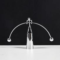 Kūrybinio balanso švytuoklė nenukrenta Mažas geležinis žmogus svarmenų kilnojimo balansinis kamuolys Perpetual Motion rašomasis stalas Linksmas papuošalas namų dekoravimui as picture