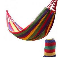 Camping Hammock Dvigubas nešiojamas hamakas su 2 surišamomis juostelėmis Spalvingo dryžuoto audinio hamakas, skirtas patalpoms raudona