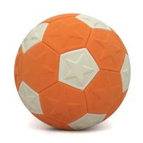 Oranžinis smūgiams atsparus futbolas lauko sporto entuziastams su įdubimu kamuoliuku.