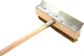 Picų kepimo krosnies grandiklis su žalvariniu šepetėliu Picų kepimo krosnies valymo šepetėlis Picų kepimo krosnies grandiklis pagamintas iš medžio 25 cm pločio su tvirtu 3 cm aukščio žalvariniu šepetėliu