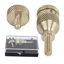 2 vnt. 4 mm saksofono metalinis varžtas lenktam kakliukui, saksofono priveržimo varžtai, muzikos instrumento priedai