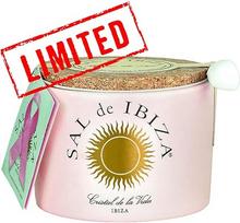 Fleur de Sel Ibiza su rožių žiedlapiais ir rožine juostele Keraminis puodelis su šaukšteliu 150 g