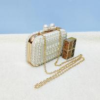 2024 Autumn/Winter Pearl Clutch: Square Shell, Chain Mini Bag for Women pilkšvai balta