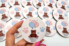 Personalizuotas medinis magnetukas krikštynoms – meškiukas su balionais - puikiai tiks dvynukų porelei!