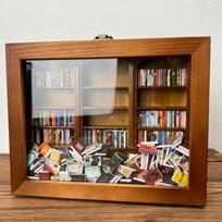 Nerimo Knygų Lentyna Maža Miniatiūrinė Biblioteka Vitrina su Mini Knygomis Streso Mažinimas ir Kūrybiškumo Dekoras Mini Knygų Degtukų Dėžutės Lentyna Nerimui Mažinti ruda