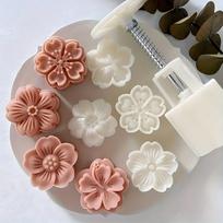 4 dalių Sakura mėnulio pyragaičių formelė „pasidaryk pats“ gėlės formos rankomis spaudžiama sausainių formelė, apima 1 formelę, mėnulio pyragaičių gaminimo įrankį, rudens vidurio pyragaičių įrankius. 5PCS-1 set