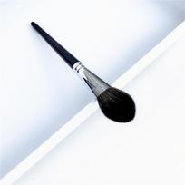 „MyDestiny Luxury“ juodmedžio skruostų šepetėlis, siaurėjantis preciziška pudra, paryškinantis makiažo šepetėlis Cheek Brush