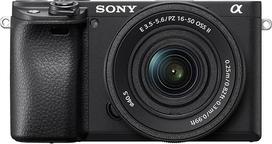 "Sony Alpha 6400" APS-C veidrodinis fotoaparatas su "Sony" 16-50 mm galios priartinimo objektyvu, greitas 0,02 s automatinis fokusavimas su žmonių ir gyvūnų akių aptikimo funkcija, 4K filmų įrašymas ir pasukamas ekranas, skirtas vaizdo klipams filmuoti