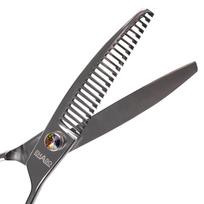„Ehaso Revolution Curved Thinning 7,5“- profesionalios vienpusės išlenktos filiravimo žirklės, pagamintos iš aukščiausios kokybės kieto japoniško plieno, 23 dantukai.