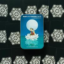 Sun And Moon Tarot kortos skardinėje dėžutėje