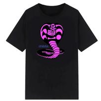 Madingi „Cobra Kai“ vyriški marškinėliai. Karate vaikis. Vyriški marškinėliai. Madingi „Karate vaikis“ marškinėliai. Madingi viršūnės. Karate vaikis. Pirmasis smūgis. Stiprus, be gailesčio. Vyriški marškinėliai. S armijos žalia spalva