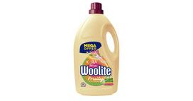 Skystas spalvotų drabužių skalbiklis su keratinu Woolite Keratin Therapy Fruity, 4,5 l
