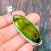 Peridot brangakmenio rankų darbo 925 sterlingų sidabro papuošalų pakabukas jai 2.44 Inches žalia