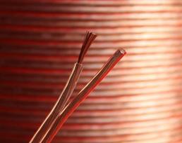 25 m kokybiškas 18AWG garsiakalbio kabelis - daugiagyslis iš electrosmart® - Išoriniai kabelio matmenys: 5 mm x 2,5 mm