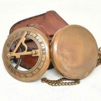 Žalvarinis saulės laikrodžio kompasas su odiniu dėklu ir grandinės stūmimo mechanizmu senoviniu steampunk priedu senovinės apdailos kišeninis kompasas