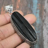 Juodo turmalino brangakmenio rankų darbo kietas 925 sterlingų sidabro papuošalų pakabukas 2.36 Inches juoda