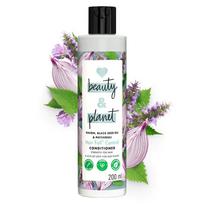Love Beauty and Planet Svogūnų, juodųjų sėklų ir pačiulių plaukų slinkimą kontroliuojantis kondicionierius - 200ml