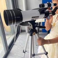 Profesionalus astronominis teleskopas, didelės diafragmos, skirtas žiūrėti į Mėnulį ir žvaigždes lauke. Vaikų dovanos balta