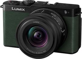 "Panasonic Lumix DC-S9NE-G" beveidrodis viso kadro fotoaparatas, "Open Gate Vlogging" 24,2 MP, 6K/4K, 779 taškų PDAF, vaizdo stabilizavimas, LUT, 180° lankstus monitorius, 5 GHz "Wi-Fi", žalias, su objektyvu S-R1840E