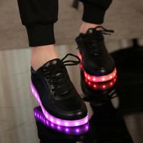 8 spalvų LED šviečiantys batai Vyriški moteriški unisex poros sportbačiai Madingi laisvalaikio plokščiapadžiai led batai suaugusiems USB įkrovimo lemputės batai 34 juoda