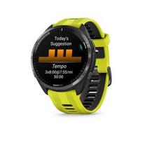 Garmin Forerunner 965 pilkos anglies spalvos titano, padengto deimanto tipo anglies danga, apvadas su juodu korpusu ir „Amp Yellow“ (geltonos)/juodos spalvos silikoniniu dirželiu