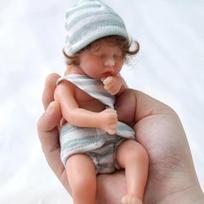 Boy Reborn Baby Dolls Silikoninė Smile Baby Doll Gyvybiška maža naujagimio lėlė Antistresinė 3D Odos Tono Žaislas Dovana