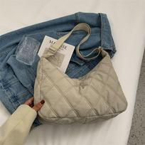 Women Soft Nylon Side Bags 2024 In Trend Brand Quilted Luxury Big Handbags Lady Shoulder Bucket Crossbody Bags Designer Brand MIT 32cmx30cmx11cm šviesiai smėlio spalvos