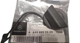 Mercedes-Benz W639 priekinio bamperio vilkimo kablio ausies dangtelis pilkos spalvos originalus A63988503267G99