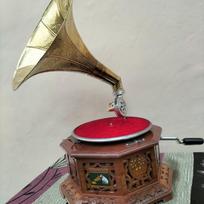 Įkūnytas vintažinis žavesys: Rankų darbo Siuvinėtas HMV Gramofonas Plokštelių grotuvas Fonografas