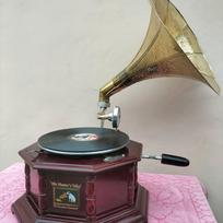 Įkūnytas vintažinis žavesys: Rankų darbo Siuvinėtas HMV Gramofonas Plokštelių grotuvas Fonografas