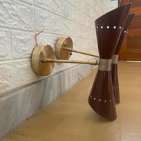 Vidurio amžiaus modernus žalvarinis Diabolo sieninis šviestuvas, itališkas Stilnovo dvigubo kūgio šviestuvas, elegantiškas žalvarinis veidrodžio ir naktinio staliuko sieninis šviestuvas, modernus