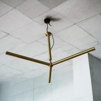 Žalvarinis lubų 3 ginklų šviestuvas Sputnik pakabinamas sietynas šviestuvas Italų vidurio amžiaus 3 rodyklės V stiliaus linijinis sietynas namų apdaila