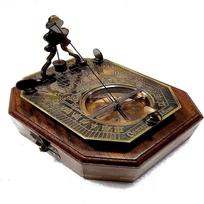 Antikinis jūrinis saulės laikrodis-kompasas su švytuokle, išgraviruotas Gilbert & Sons London Sundial Compass 4,5 , žalvarinis navigacinis kompasas su medine dėžute