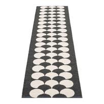 Juodos spalvos/kreminės spalvos lauko kilimas 70x250 cm Poppy Black Vanilla – Pappelina