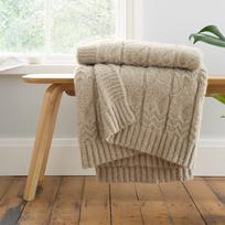 Smėlio spalvos megzta antklodė ir pledas 150x200 cm Cable Knit – Bianca