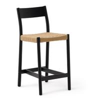 Juodos spalvos/natūralios spalvos iš ąžuolo masyvo baro taburetė (sėdynės aukštis 65 cm) Yalia – Kave Home