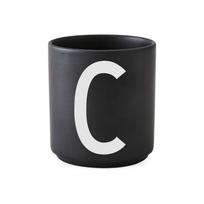 Juodas porcelianinis puodelis Design Letters Alphabet C, 250 ml