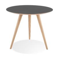 Ąžuolinis staliukas su juodu stalviršiu Gazzda Arp, ⌀ 55 cm