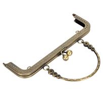 Metalinė piniginės rėmelio užsegimo sistema  Kiss Clasp  bronzos atspalvio, retro, kvadratinė, reljefinė, su nešiojama rankenėle, 20,5 cm beige