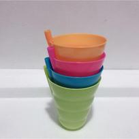 Tiesioginis puodelis su šiaudeliu vaikams Plastikinis puodelis su integruotu šiaudeliu Įvairių spalvų Pakuotė po 4 vnt.