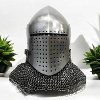 Viduramžių riterio kryžiuočio didysis šalmas Spoleto bascinetas šalmas su grandininiu paštu aventailu Rankų darbo plieniniai šarvai LARP, SCA dovana