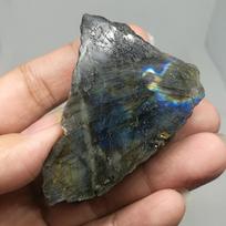 Natūralus labradorito kristalas terapijai