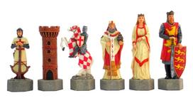 KRYŽIUOČIAI prieš SARACĖNUS: ypač didelės šachmatų figūros. Aukštis: 17cm., diametras: 5,3cm.